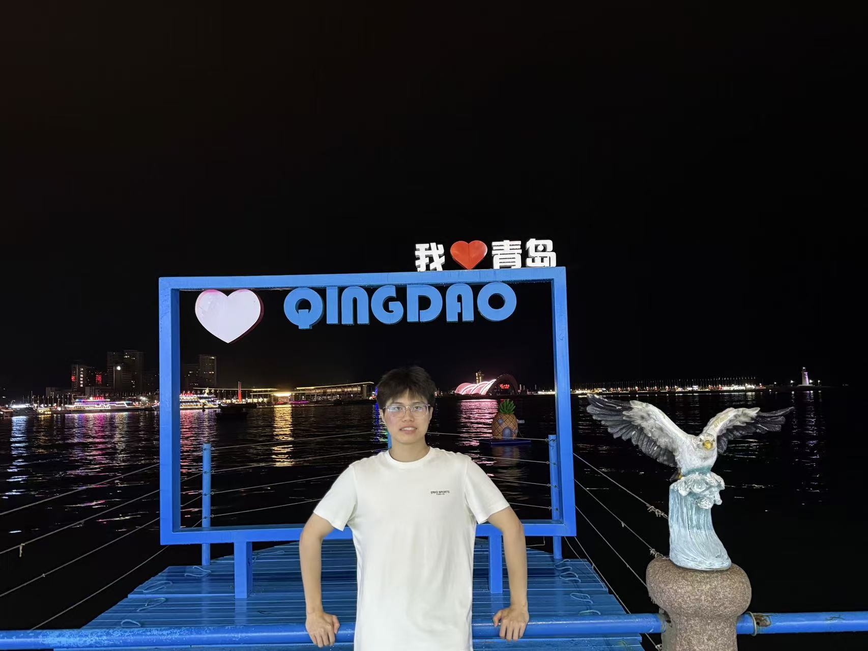 刘腾在青岛夜景前
